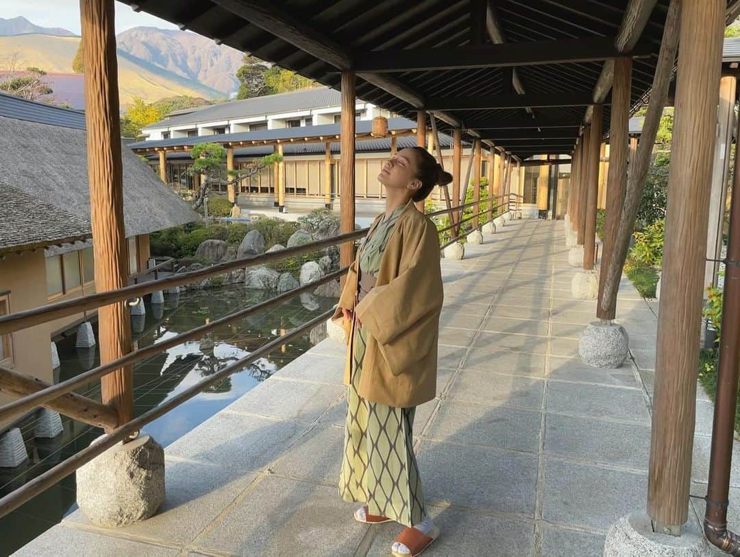 ステファニーのインスタグラム：「🇯🇵🍁🍂🏔🌞 今回のRemo Liveの会場はお宿だったのですが 自然を感じて、日本を感じて とっても気持ちよく過ごすことができました！ 畳があったり、木の匂いがしたり 空気が良かったりすると、心が穏やかになるよね。 スタッフの皆さんも、とても素敵な人達だった。 夜の鉄板焼きはもちろん、朝ご飯も隅々まで 全部美味しかった！！ 素敵な時間をありがとうございました。 温泉も、最高だったなぁ。 大分県別府市、神和苑のお宿、最高でした。」