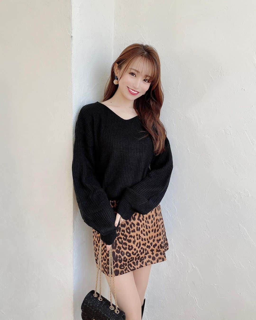 のインスタグラム：「ヒョウ柄ミニスカ🐆❤️ 普段ミニスカ履かないから新鮮🥰  ニットトップスもだぼっとしたボリュームスリーブが萌え袖になって可愛いの🥳💕💕  どちらもRWM @reliveworthmarket_official ❤️  この前撮影したウィンターコレクションの 【第二弾】も公開されたので、 ぜひチェックしてくださいね☺️💗💗  #RWM #プチプラ #撮影 #ミニスカ #ヒョウ柄 #レオパード #萌え袖 #ゆるニット」