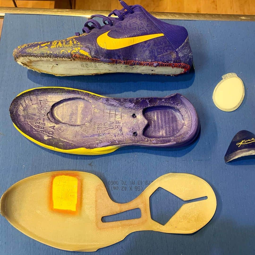 Sneaker At Randomさんのインスタグラム写真 - (Sneaker At RandomInstagram)「梅本です。 今回は自前の最近復刻したkobe5のオリジナルモデルの再接着を行いました。 約10年前のモデルですがエアも生きていました！！ ソールとアッパーが剥がれてしまっているスニーカーも再接着をすれば履けるようになる可能性があるので是非ご相談ください！！  #kobe5#コービー5 #アンジェラスペイント#Angelus Paint#スニーカー好き#スニーカーアトランダム #スニーカー #スニーカー修理 #修理職人 #市川 #本八幡 #大阪 #心斎橋 #sneakeratrandom #sneaker #shoestagram #repair」11月28日 19時14分 - sneaker_at_random