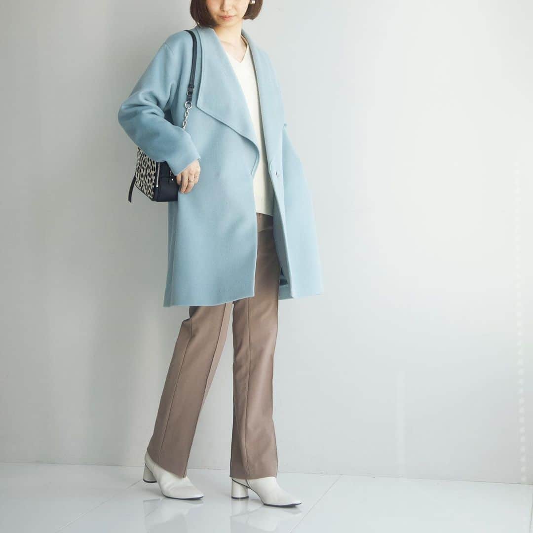 INDIVIのインスタグラム：「- recommend coat items -﻿ ﻿ ﻿ この冬新しいビックカラーコート。﻿ 大きな襟もシャープにすっきり見えるようにしたデザインがポイント。﻿ 程よい丈感が、ボトムスを選ばず抜け感のあるスタイルをつくれます。﻿ イタリアの紡績メーカーでおつくりした素材で、上品な表面感を持たせた1枚です。﻿ ﻿ ﻿ ✴︎coat.¥41,800(税込)﻿ ✴︎no.127-99077﻿ ﻿ ﻿ #INDIVI﻿ #インディヴィ」
