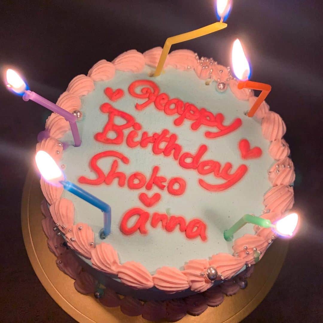 ANNAのインスタグラム：「かわいいケーキ♡♡ しょこたん誕生日おめでとう🎂🥰 そしてあいりありがとう😚✨💖 （私の誕生日4月です…小声）」