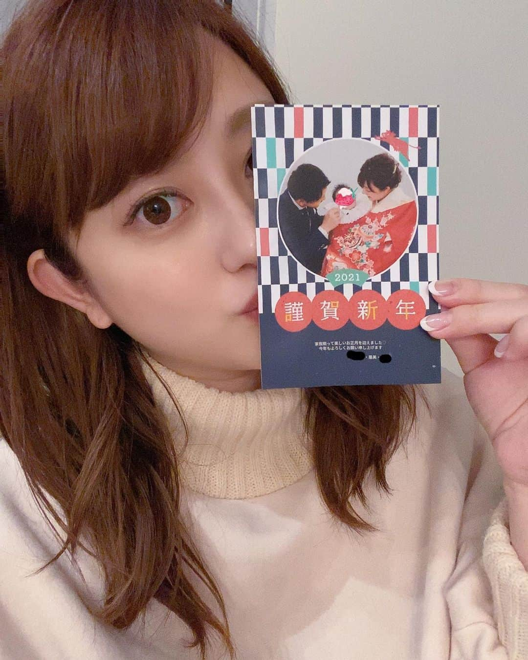 菊地亜美さんのインスタグラム写真 - (菊地亜美Instagram)「. もうすぐ今年も終わるので、みてね年賀状（ @mitene_official）というアプリで年賀状を作成してみました♡  デザインも沢山あるし自己流にアレンジもできるので迷いに迷いましたが…写真に合わせて和風なデザインにしたよ👘❤️ とりあえずデザインを色々と考えておいて、一旦保存データに入れておく事も出来ます🙆‍♀️✨  作るのもすごく簡単だし宛名側も印刷できるし、なにより注文してから早くて次の日に届くというのが凄い😍✨ 年末は何かとバタバタするのでありがたい🤣👏  これから作ろうかなぁと思ってる方、是非こちらの10%オフになるクーポンコードを使って下さい☺️🎫 【KCA2021】 #みてね年賀状 #みてね #みてねアプリ #年賀状 #pr」11月28日 19時17分 - amikikuchi0905