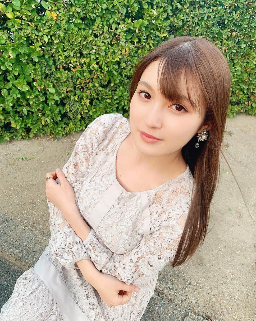 神志那結衣さんのインスタグラム写真 - (神志那結衣Instagram)「オンラインお話会 ありがとうございました〜 この前買ったばかりの 可愛いワンピース👗 上にコートを羽織って着るものやけん、写真撮る時寒過ぎて震えが止まりませんでした笑  舞ちゃん撮っ🐼 舞ちゃんと2人でくっつきながら 楽屋に戻りましたとさ  #オンラインお話会　#ワンピース　#私服　#シースルー　#花柄　#ストレートヘア　#ヘア　#rienda #riendastyle #onepiece #style #straighthair #longhair」11月28日 19時21分 - jiina27