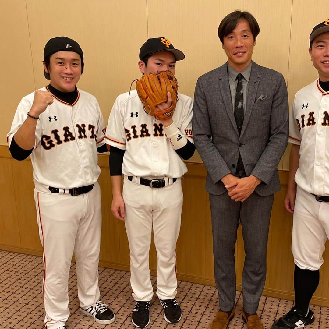あれ慎之助のインスタグラム：「偽物→偽物→本物→偽物 今日は結婚式のお仕事でたまたま鈴木さんとご一緒でした‼️ 新郎新婦さん末長くお幸せに❣️😁✨ もしかして読うりふたつでのラスト営業！？🤔 #happywedding #ご結婚おめでとうございます #鈴木尚広さん #読うりふたつ」