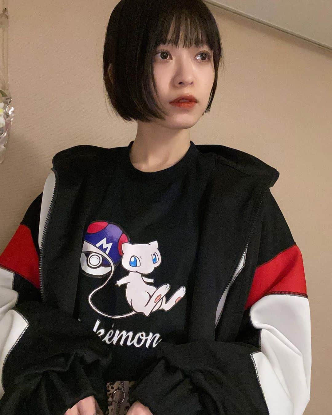 永井亜子のインスタグラム：「11月20日からポケモンセンターシブヤで、オリジナルTシャツを作ってその場で購入できるサービス「ポケモンデザインラボ」があるよ！ デザインのベースは4種類あって、Tシャツの色は黒が白で選べるよ。ポケモンは初期の151匹からってのが最高😊 レイアウトもスタンプもフレームも自分で選べるから自分だけのポケモンTシャツが作れてしまいます、株式会社ポケモンさんありがとうございます🙏 店員さんもすごく丁寧に教えてくれるし(私はポケモンセンターの店員さんの接客が大好き)可愛くて使いやすいデザインが多くてすごく悩んでしまった！私はシンプルなものが好きなのでシルエットだけとかモノトーンか悩んだけどこのミュウが可愛すぎたのでこっちにした！あとマスターボールはミュウと並べた時にバランスが良いので！サイズはLにした😊元々かなり大きめのTシャツぽく感じた！ せっかくだからみんなも是非作りに行こう〜🤞  #ポケモン #pokemon #ポケットモンスター #pokemondesignlab #ポケモンセンター #ポケモンセンターシブヤ #PR」