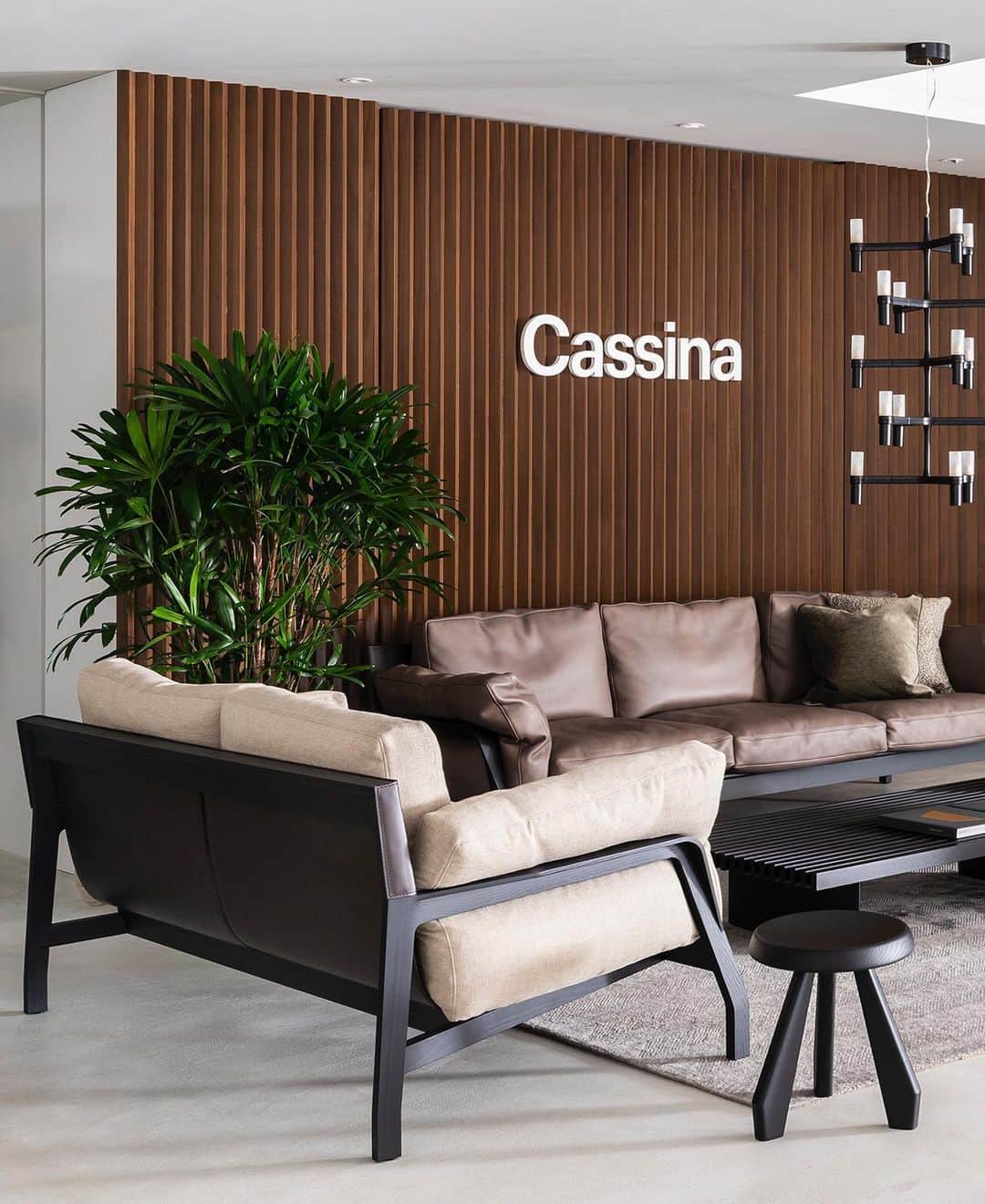 Cassina ixc. (カッシーナ・イクスシー) さんのインスタグラム写真 - (Cassina ixc. (カッシーナ・イクスシー) Instagram)「＜ELORO（エローロ）＞ソファのベース部分は木のフレームに厚革を組み合わせてあり、優雅な後ろ姿が人気の理由の一つです。たっぷりとしたフェザーのクッションに身をゆだねることで、おうち時間をより一層満喫できそうです。 . The base of the ELORO sofa consists of a wooden frame combined with a generous leather support structure, creating an elegant and balanced back view – one of the reasons for its popularity. The large feather-filled cushions enhance the feeling of comfort and well-being, ensuring that your time spent at home will be ever so enjoyable. . カッシーナ・イクスシーのオンラインストアでは、家具から雑貨まで幅広いアイテムを取り扱っています。在庫品や国内製作品は通常納期でお届けしていますので、ぜひご利用ください。 . ●オンラインストアはプロフィール(@cassinaixc_official )のURLよりご覧いただけます。 . #cassina #cassinaixc #eloro #sofa #lc4 #interior #interiorinspiration #homedecor #livingroom #カッシーナ #カッシーナイクスシー #ソファ #テーブル #ラグ #照明 #グリーン #インテリア #インテリアコーディネート #インテリアショップ #おうち時間 #リビング #リビングダイニング @cassinaofficial」11月28日 19時24分 - cassinaixc_official