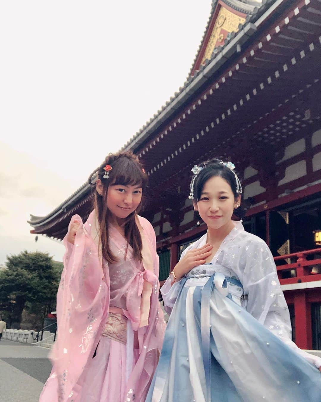 世手子さんのインスタグラム写真 - (世手子Instagram)「Hanfu in Asakusa⛩✨ Stroll around Asakusa with a stroller🚶‍♀️👶🍼 They were good Babies❣️ @kankoubou09  #漢工房 #漢服 #漢服レンタル #漢服アレンジ で @misamisaupiupi と #浅草寺 散策(*☻-☻*) #msfashionista の #プチ復活 です(*´ー｀*) @liakulea_japan  #腕時計 #liakulea で #東京漢服レンタル (๑･̑◡･̑๑) 初めてきた！キラキラでまるで #キキララ のよう(=^x^=) クーポンコードもあるよ(￣▽￣) 「rojidjw」の使用で10％OFF！  ※本日より1年間有効まで #コロナウイルスが早く終息しますように  平日だったので人が少なくてオススメです(*⁰▿⁰*) いつかまた行きたいなぁ #時計 #腕時計倶楽部 #手元倶楽部#リアクレア  #韓国スタイル #着付け体験 #漢服ヘアアレンジ #pr #トリドリベース」11月28日 19時25分 - rojide