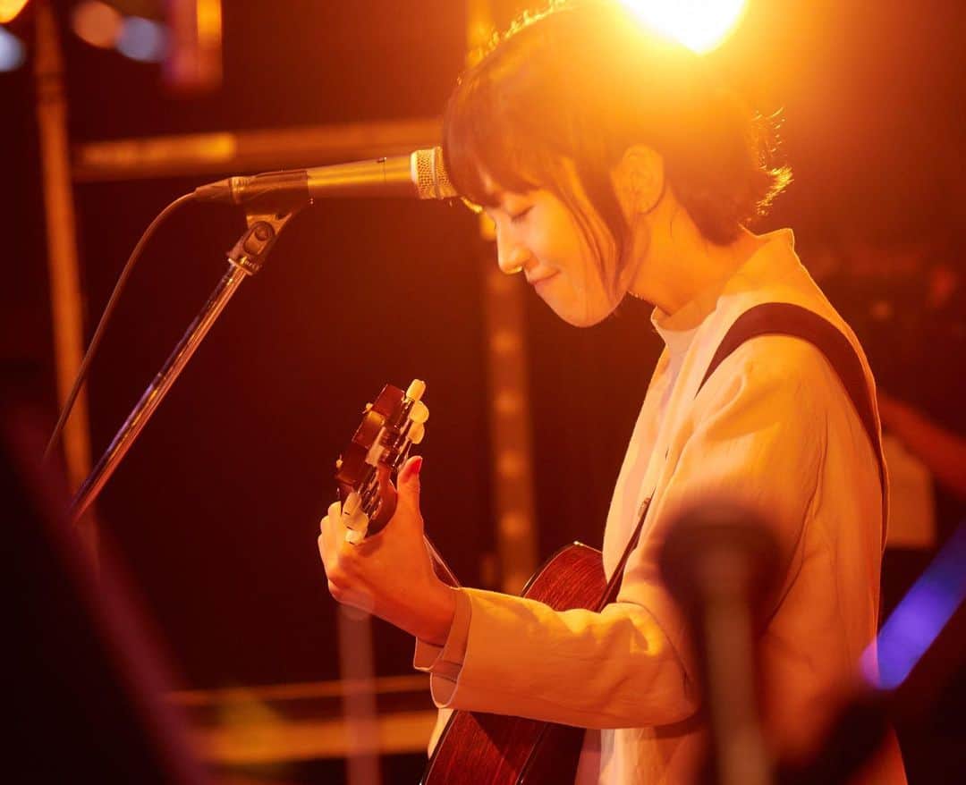 熊木杏里さんのインスタグラム写真 - (熊木杏里Instagram)「早くまたライブしたいなぁ… と、先日の写真を。  幸せな時間でした。 セットアップも似合うようになったのかな〜✦  １２月４日の初配信ミニライブの 準備をしながら。  春よ来い🌸 祈。」11月28日 19時26分 - anri.kumaki