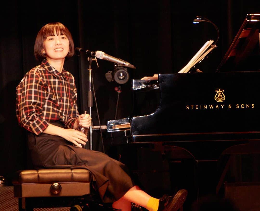 熊木杏里さんのインスタグラム写真 - (熊木杏里Instagram)「早くまたライブしたいなぁ… と、先日の写真を。  幸せな時間でした。 セットアップも似合うようになったのかな〜✦  １２月４日の初配信ミニライブの 準備をしながら。  春よ来い🌸 祈。」11月28日 19時26分 - anri.kumaki
