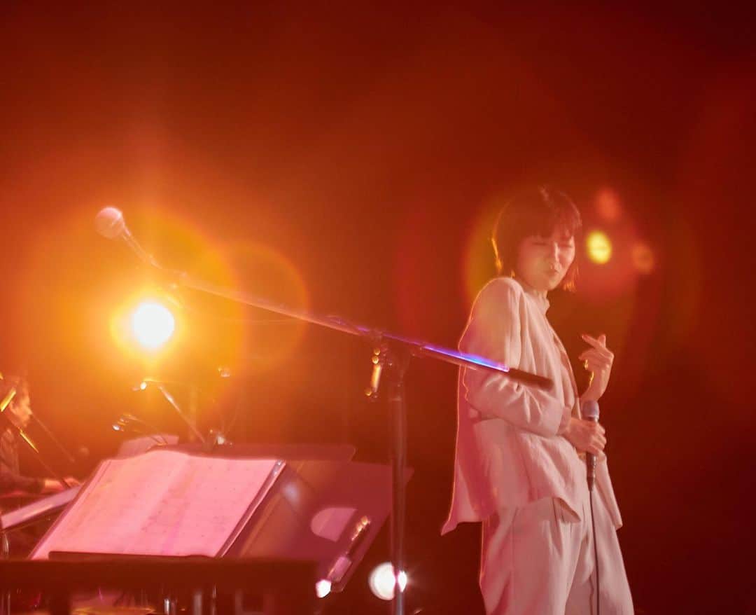 熊木杏里さんのインスタグラム写真 - (熊木杏里Instagram)「早くまたライブしたいなぁ… と、先日の写真を。  幸せな時間でした。 セットアップも似合うようになったのかな〜✦  １２月４日の初配信ミニライブの 準備をしながら。  春よ来い🌸 祈。」11月28日 19時26分 - anri.kumaki