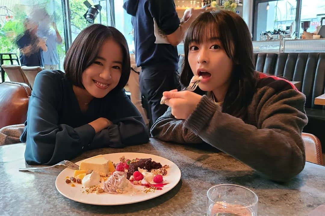 【公式】TBS火曜ドラマ「この恋あたためますか」のインスタグラム：「🍰スタッフ日記🍰追あた、してますか〜？皆さんがギュンギュンされてるコメントを見るとこちらも👀🤍ｳﾌﾌとなっております。7話放送まで何度でも繰り返しあたためてね🔥  #恋あた  #この恋あたためますか #森七菜 #石橋静河 #キキリホ  #かわいすぎてもはや苦しい」