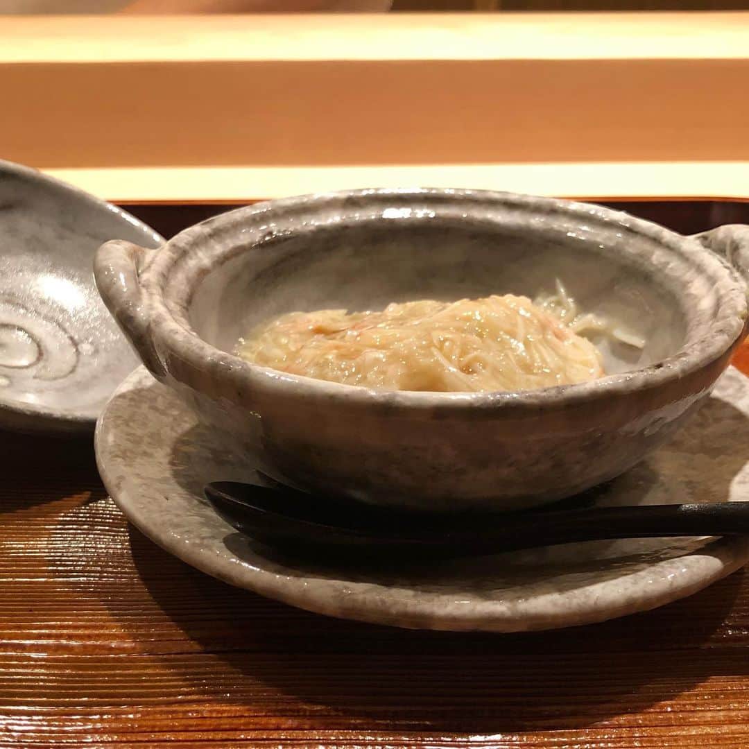 宇佐美進典のインスタグラム：「神楽坂の愚直にへ初訪問。まだオープンしたてですが既に数ヶ月先まで予約が埋まっているらしい。今回の料理の中では海老芋の味噌乗せが一番でした。再訪決定！　#愚直に #神楽坂　#石かわグループ」