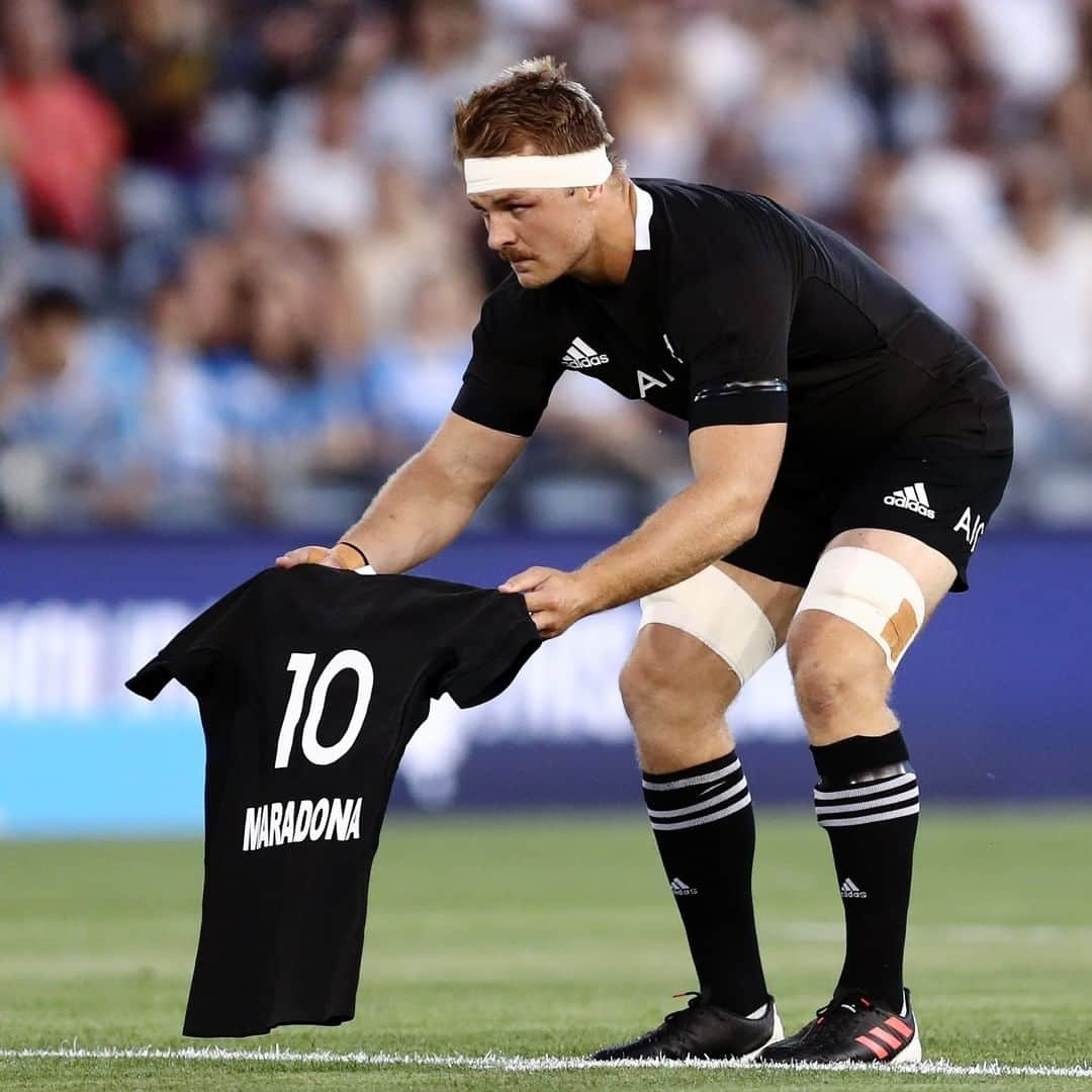 ワールドラグビーさんのインスタグラム写真 - (ワールドラグビーInstagram)「What a gesture 👏  The @AllBlacks lay down a special jersey dedicated to Diego Maradona prior to their Haka against Argentina this evening.」11月28日 19時26分 - worldrugby