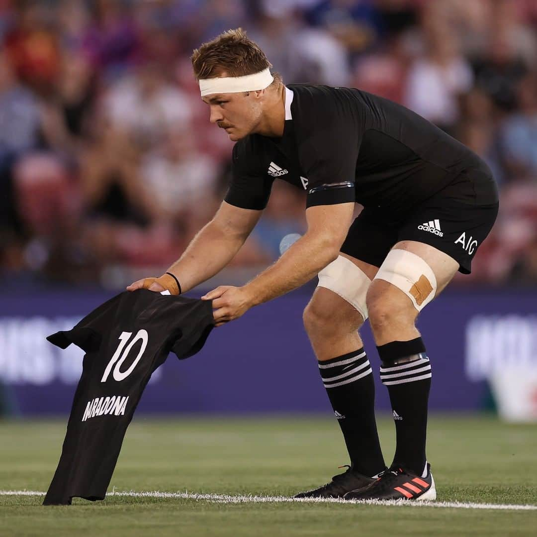 ワールドラグビーさんのインスタグラム写真 - (ワールドラグビーInstagram)「What a gesture 👏  The @AllBlacks lay down a special jersey dedicated to Diego Maradona prior to their Haka against Argentina this evening.」11月28日 19時26分 - worldrugby