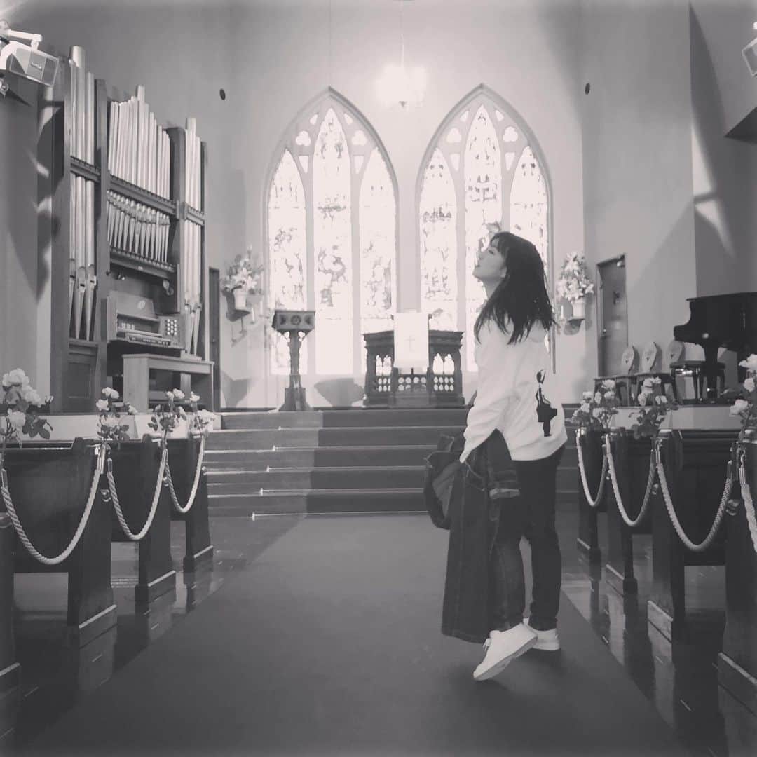 佐々木心音さんのインスタグラム写真 - (佐々木心音Instagram)「教会。 ちょっとした撮影でお邪魔しました。 お式の下見ではないよ。 . . . #church #monochromephotography #photography #beautifulplace #instagram #japan #offshot #actress #singersongwriter #kokonesasaki  #教会 #撮影 #仕事だよ #プライベートじゃないよ #モノクロ好き #ステンドグラス #オフショット #佐々木心音」11月28日 19時30分 - sasakikokone