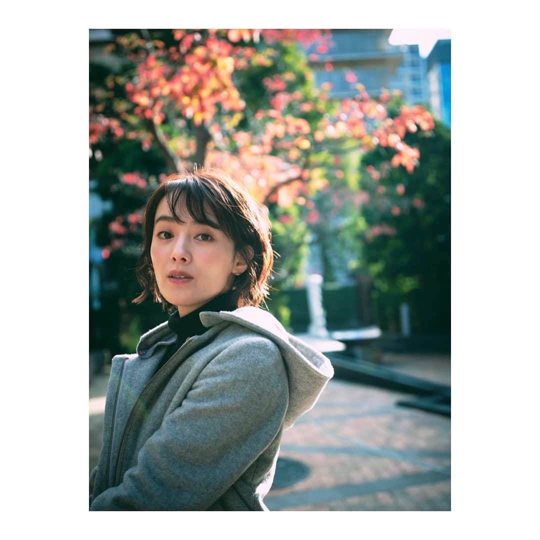 田中美晴さんのインスタグラム写真 - (田中美晴Instagram)「この間、お写真とってもらいました。 気がつけば、紅葉の季節ですね🍁  今年もあと少し。 もっといろんなものに触れたいな。  #photography #portrait  #autumn  #ポートレート　#紅葉　#ヘアメイク」11月28日 19時32分 - tnk_miharu