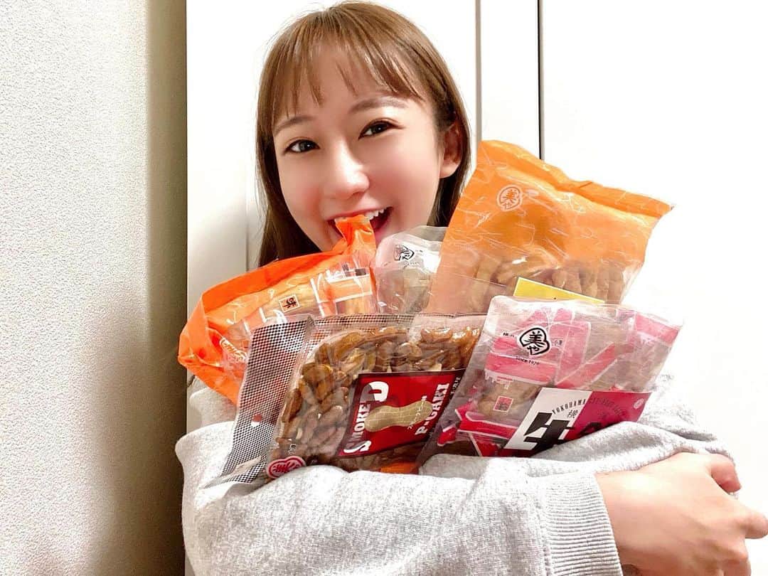 住吉史衣のインスタグラム：「. . 最近バタバタでお家でゆっくり飲めてないんだけど、 美味しいおかきがあるから 今度のオフは一日しっぽりお家飲み予定😌💕💕 楽しみすぎてしかたない！！！！！ . . @minoya308  #美濃屋あられ製造本舗 #横浜あられ  #ビール #ハイボール #日本酒 なんでもによくあう #横浜 #yokohama #あられ #ナポリタン #牛鍋 #和風 #チーズ #お蕎麦屋さんのカレー #蕎麦 #カレー  #おせんべい #お煎餅 #おつまみ #晩酌  #beer #beergirl #snack #ricecracker #唎酒師 #맥주 #안주 #전병 #매화자소 #啤酒 #下酒菜 . .」