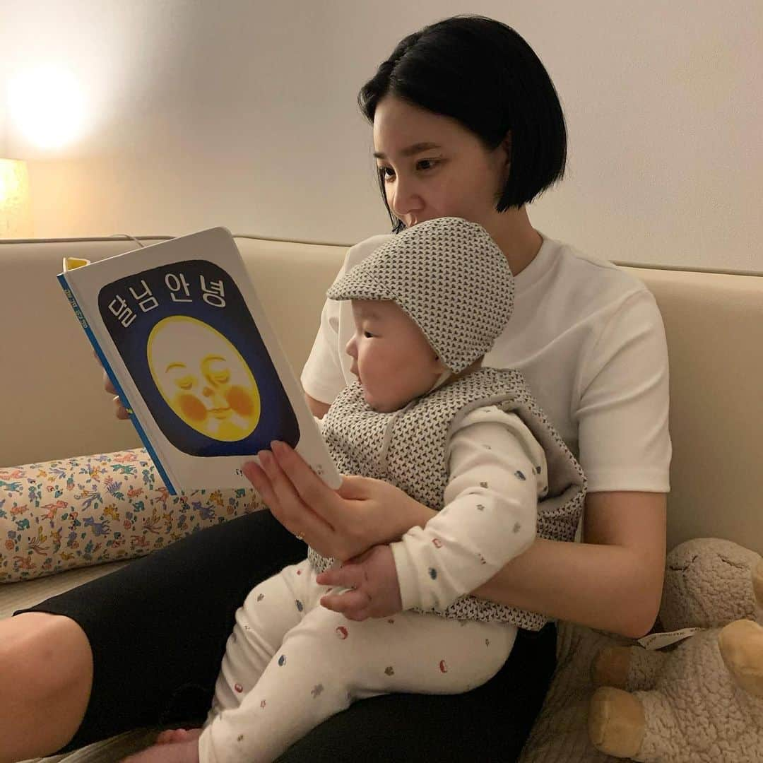 カン・ヘヨンさんのインスタグラム写真 - (カン・ヘヨンInstagram)「+130👶🏻💛  밤이 되었네. 봐요. 하늘이 깜깜해졌어요.  #달님안녕 #외울지경 🌝 엄마가 거의 20년만에 책을..」11月28日 19時34分 - mangdoo_noona