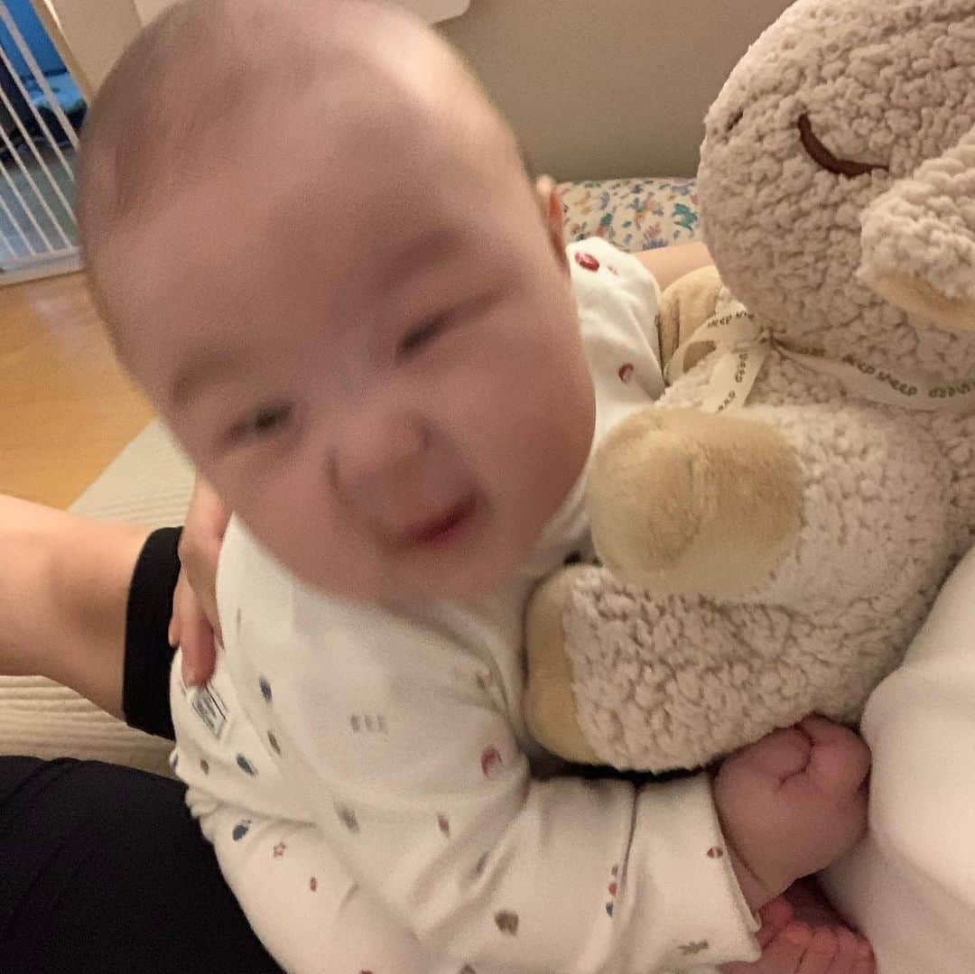 カン・ヘヨンさんのインスタグラム写真 - (カン・ヘヨンInstagram)「+130👶🏻💛  밤이 되었네. 봐요. 하늘이 깜깜해졌어요.  #달님안녕 #외울지경 🌝 엄마가 거의 20년만에 책을..」11月28日 19時34分 - mangdoo_noona