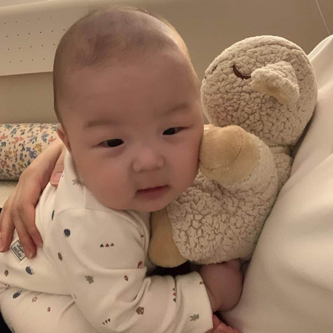 カン・ヘヨンさんのインスタグラム写真 - (カン・ヘヨンInstagram)「+130👶🏻💛  밤이 되었네. 봐요. 하늘이 깜깜해졌어요.  #달님안녕 #외울지경 🌝 엄마가 거의 20년만에 책을..」11月28日 19時34分 - mangdoo_noona