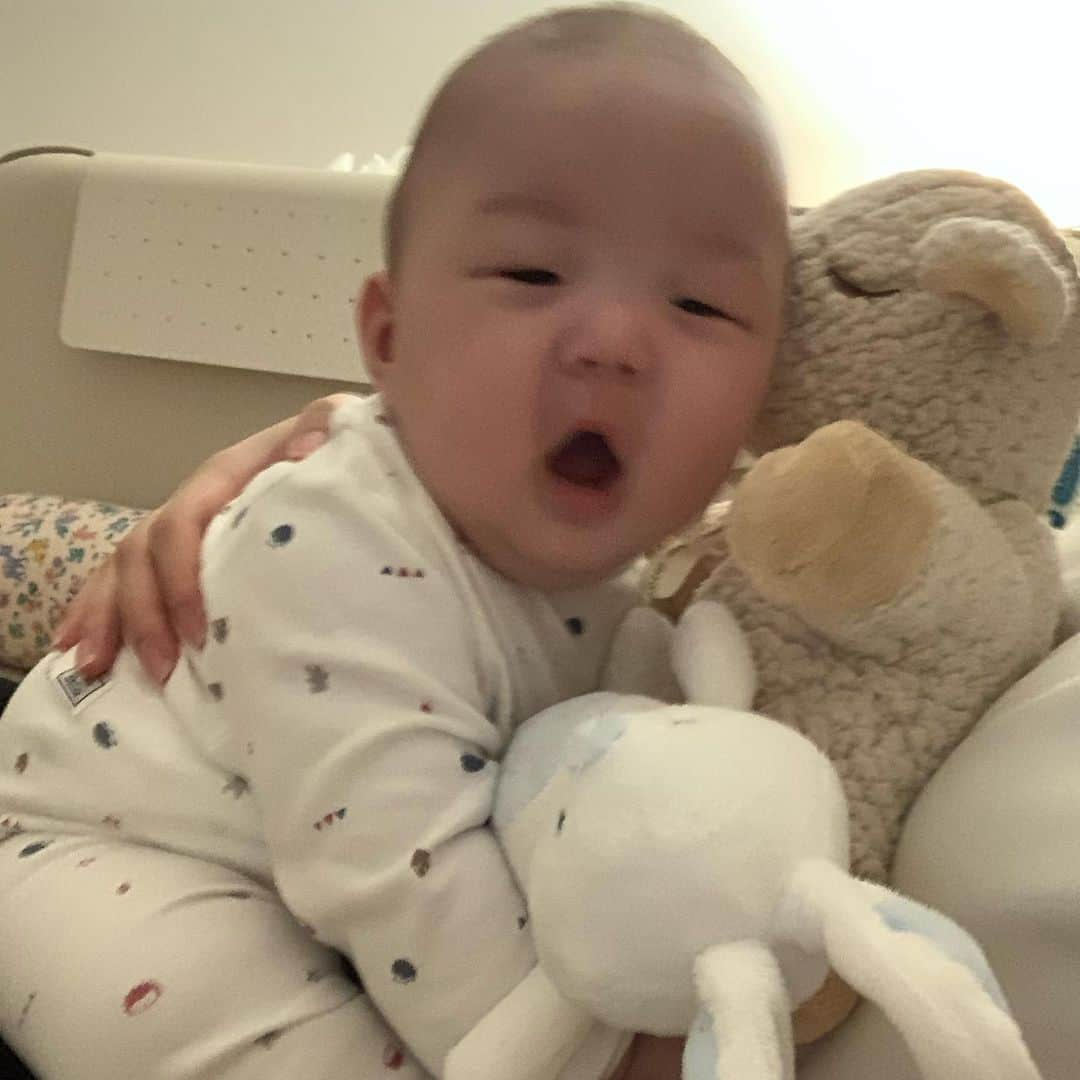 カン・ヘヨンさんのインスタグラム写真 - (カン・ヘヨンInstagram)「+130👶🏻💛  밤이 되었네. 봐요. 하늘이 깜깜해졌어요.  #달님안녕 #외울지경 🌝 엄마가 거의 20년만에 책을..」11月28日 19時34分 - mangdoo_noona