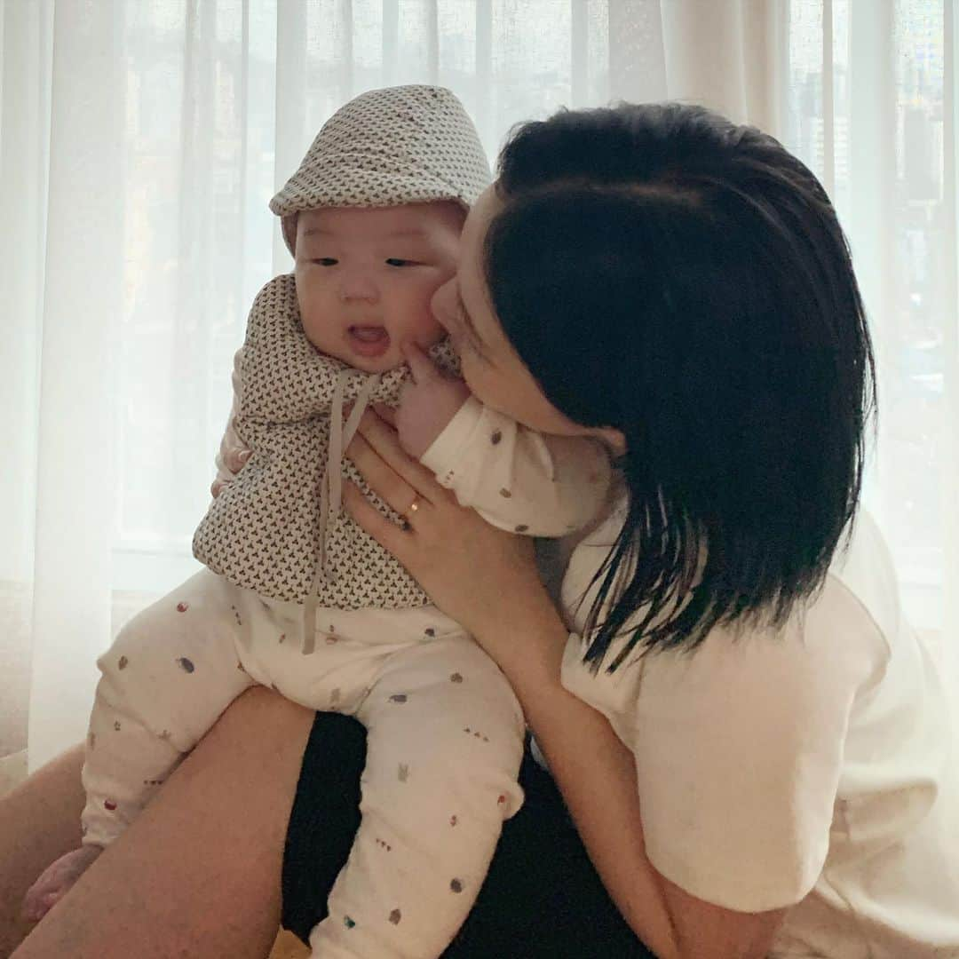 カン・ヘヨンさんのインスタグラム写真 - (カン・ヘヨンInstagram)「+130👶🏻💛  밤이 되었네. 봐요. 하늘이 깜깜해졌어요.  #달님안녕 #외울지경 🌝 엄마가 거의 20년만에 책을..」11月28日 19時34分 - mangdoo_noona