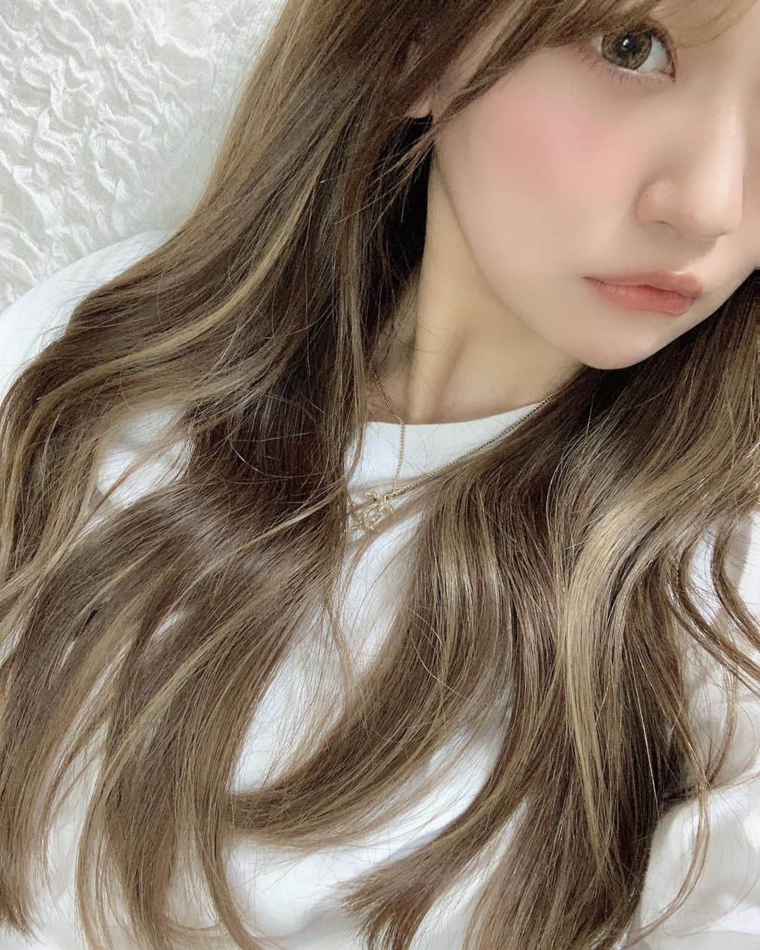 いっちゃん/嶋津 いつみのインスタグラム：「. . 今、カラーが最高にいい感じ💓 . . .  #関西  #関西サロモ  #サロンモデル #サロモ #いっちゃん  #フリーモデル #関西モデル  #あざといっちゃん #かわいっちゃん #いっちゃんコーデ #ブライダルモデル #フリーモデル #ヘアカラー  #ヘアアレンジ #くしゃ顔」