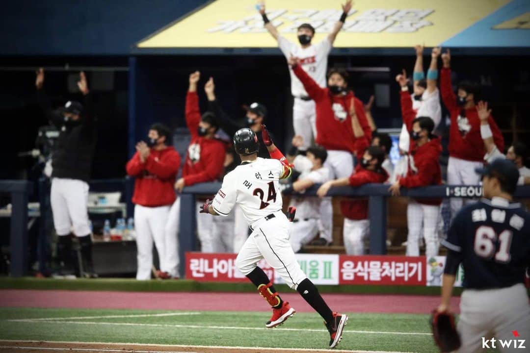 メル・ロハス・ジュニアのインスタグラム：「I already miss Baseball!   야구보고싶어! ⚾️ #Fighting」