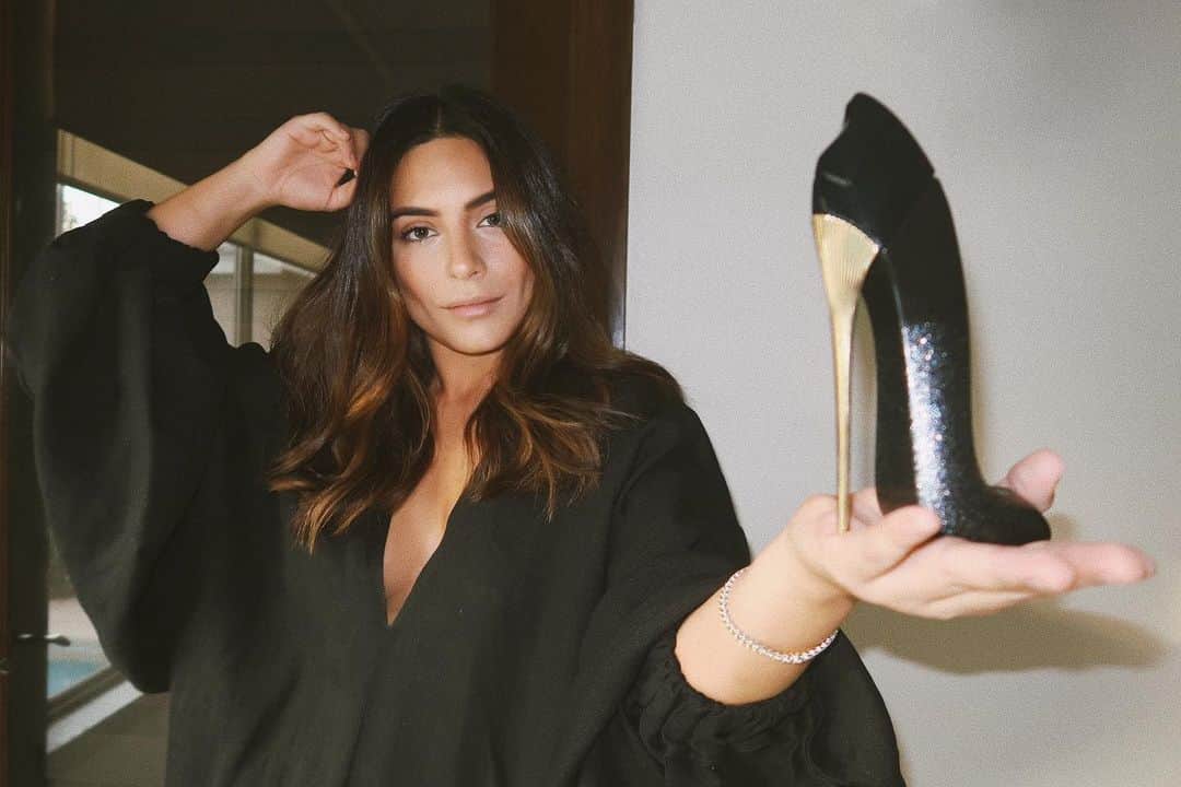 Ana Brenda Contrerasのインスタグラム：「Walk boldly in the direction of your dreams✨  #goodgirlsupremewalk  @carolinaherrera」