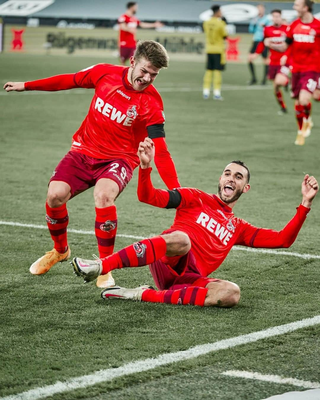 1.FCケルンさんのインスタグラム写真 - (1.FCケルンInstagram)「Sliding into the weekend like... 🤩🤩🤩  #BVBKOE 0:2 (60.) #effzeh」11月29日 1時02分 - fckoeln