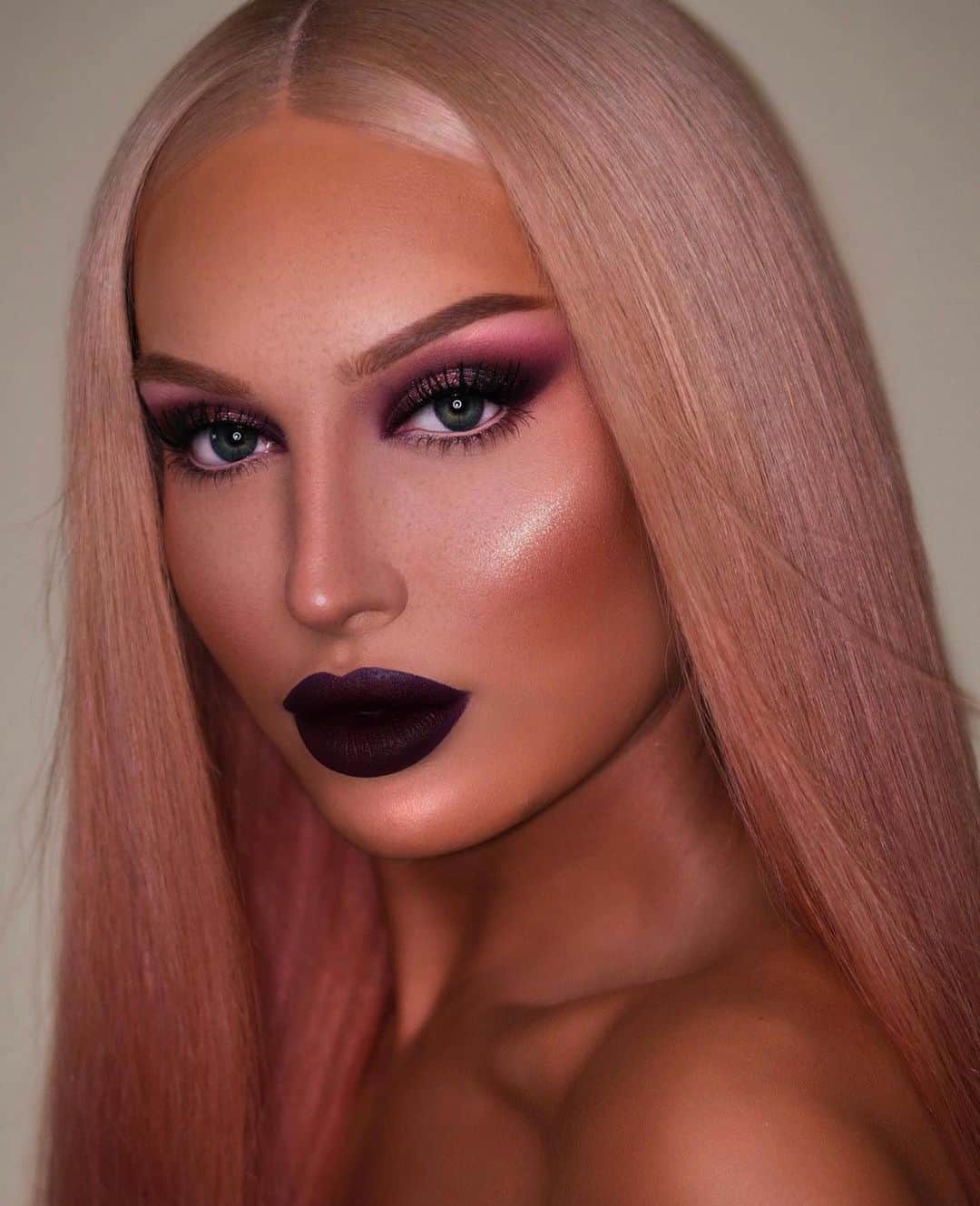 Jeffree Star Cosmeticsさんのインスタグラム写真 - (Jeffree Star CosmeticsInstagram)「@bambiborg created this striking look using our #MAGICSTAR Concealer & Setting Powder, #EXTREMEFROST in the shade Stripper Magic & our #VELVETTRAP Lipstick in the shade Medieval Kiss 🖤   #jeffreestarcosmetics」11月29日 1時04分 - jeffreestarcosmetics