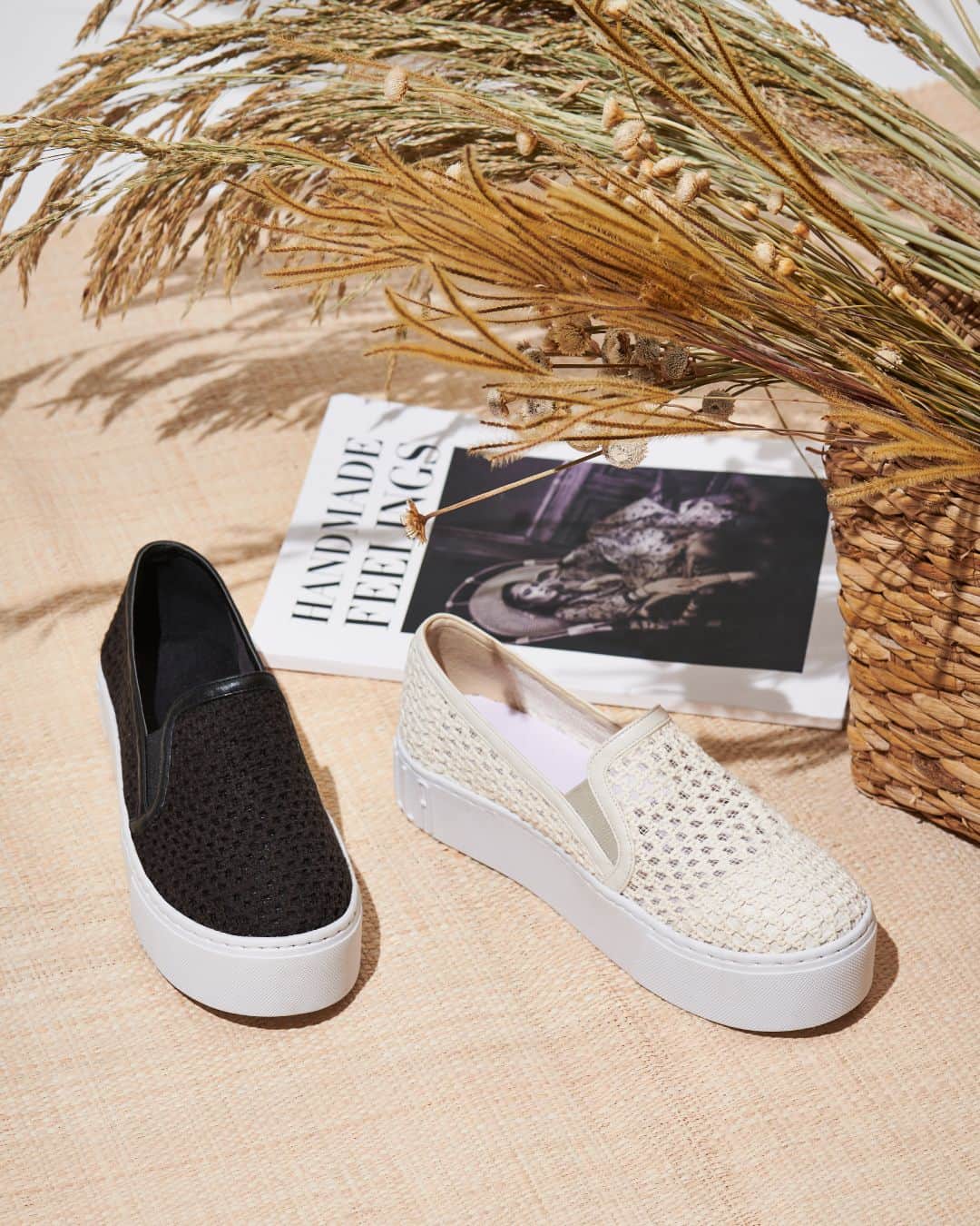 Santa Lollaのインスタグラム：「A tela tramada é o material escolhido para remeter ao mood natural. Os vazados passam essa sensação fresh e delicada que a estação pede. Gostaram dessa aplicação em nosso slip on? [ R$189,90 cada ] #santalollaverao21 #newnatural #handmade」
