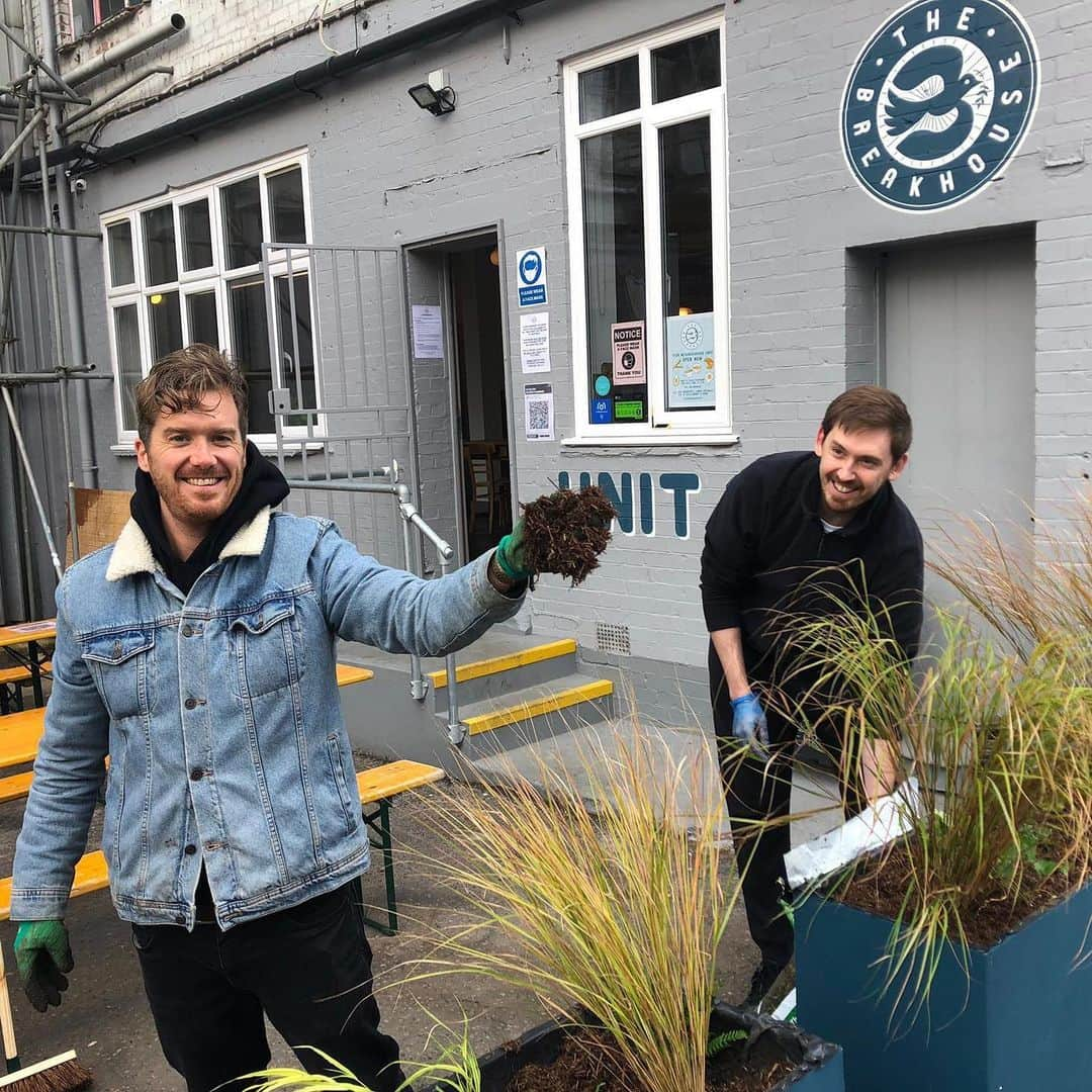 Gorgon Cityさんのインスタグラム写真 - (Gorgon CityInstagram)「Matt's reskilling as a landscape gardener 🪴🤪 helping out Nick (@duskymusic) at his new cafe. If you're in London make sure you go check out @thebreakhousecafe 💪🪴」11月29日 1時09分 - gorgoncity