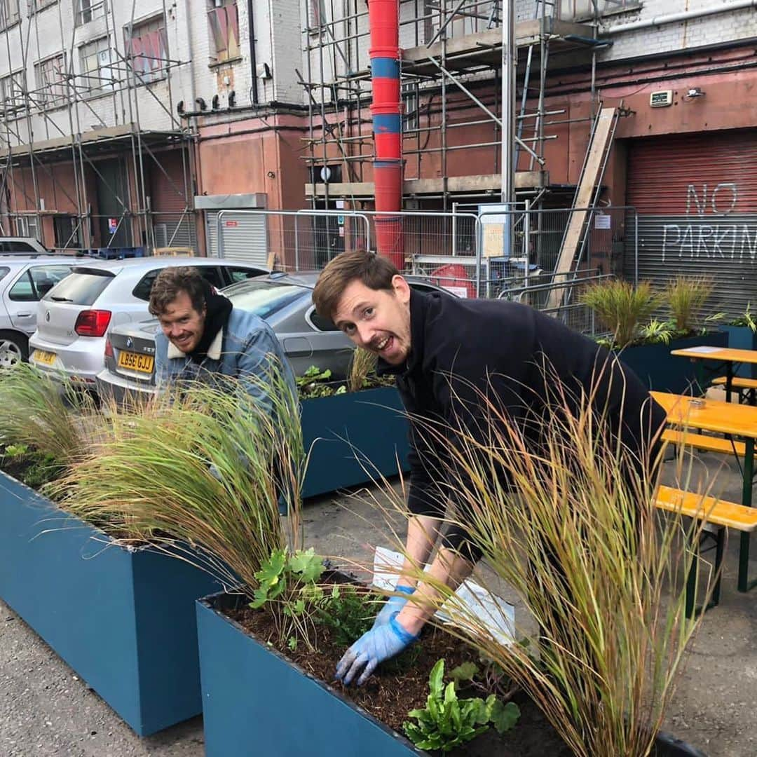 Gorgon Cityさんのインスタグラム写真 - (Gorgon CityInstagram)「Matt's reskilling as a landscape gardener 🪴🤪 helping out Nick (@duskymusic) at his new cafe. If you're in London make sure you go check out @thebreakhousecafe 💪🪴」11月29日 1時09分 - gorgoncity