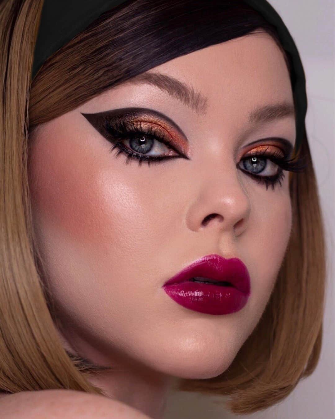 Smashboxのインスタグラム：「Holiday collection beat by @beatsbylizzie. Peep the Halo Cheek Palette on the face AND eyes 👀✨💎」