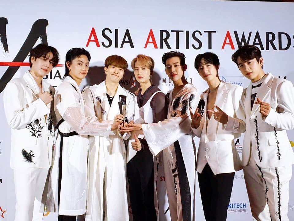 BamBam のインスタグラム：「우리 아가새 오늘 대상 감사합니다💚 이제 좀 있으면 곧 만나요☺️  Thank you for the Daesang today💚 i'll see you guys really soon」