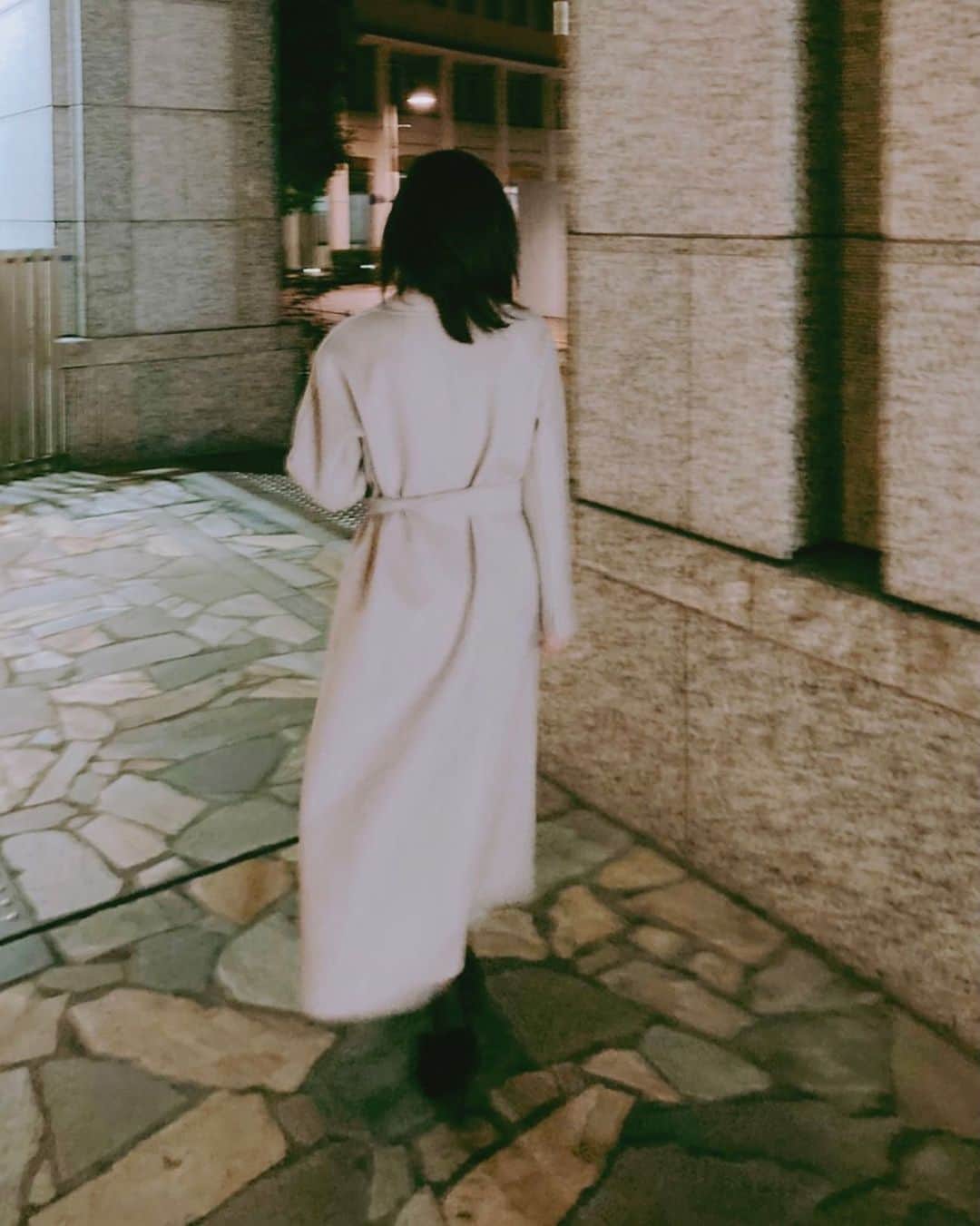 秋定麻紀子のインスタグラム：「@maxmara のコートが本格的に使える季節になった。」