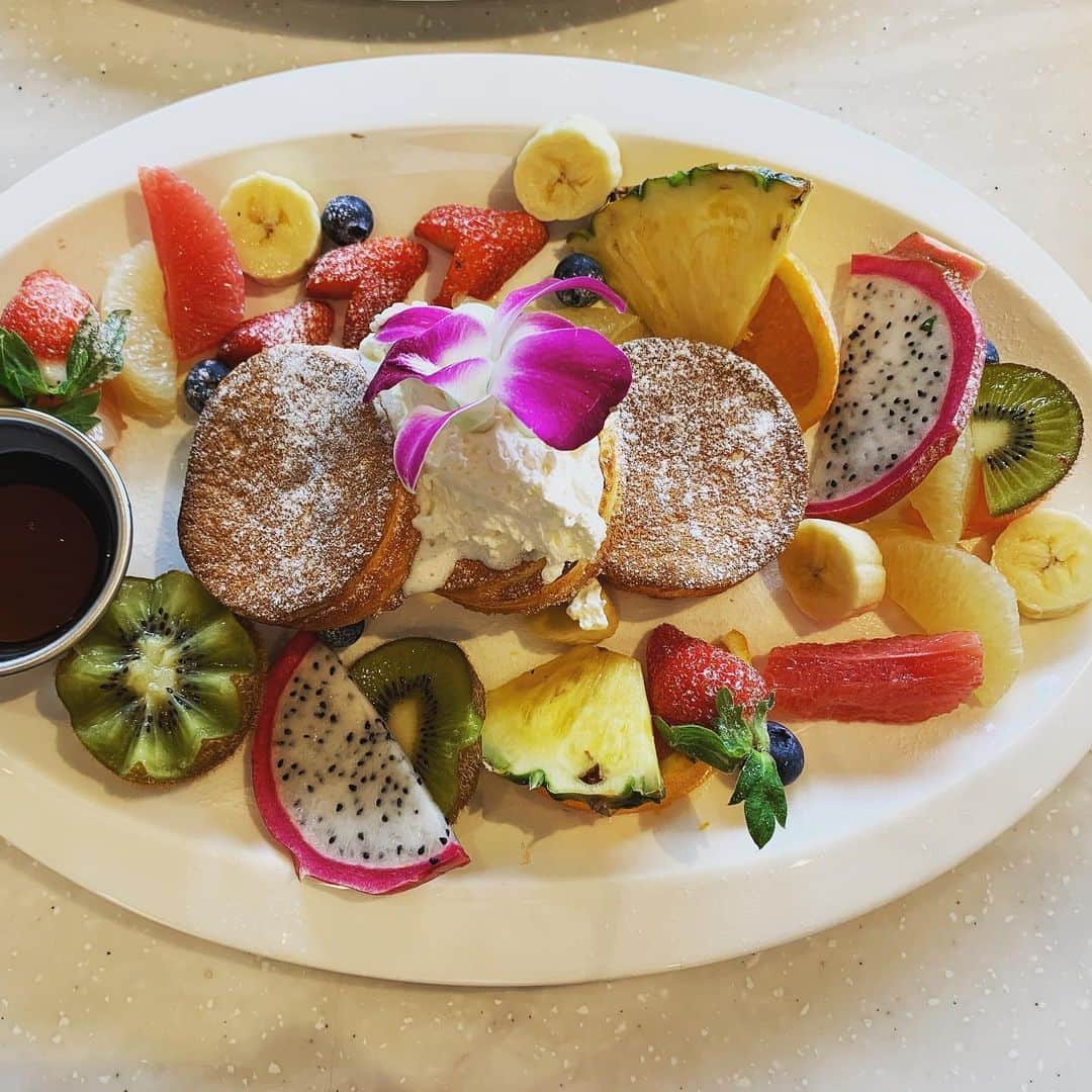 のインスタグラム：「突然のスイーツテロ🥞 パンケーキはさくふわで フルーツ盛りだくさん🍓 #北浜 #中之島 #ノースショア中之島  #スイーツテロ #おしゃれカフェ」