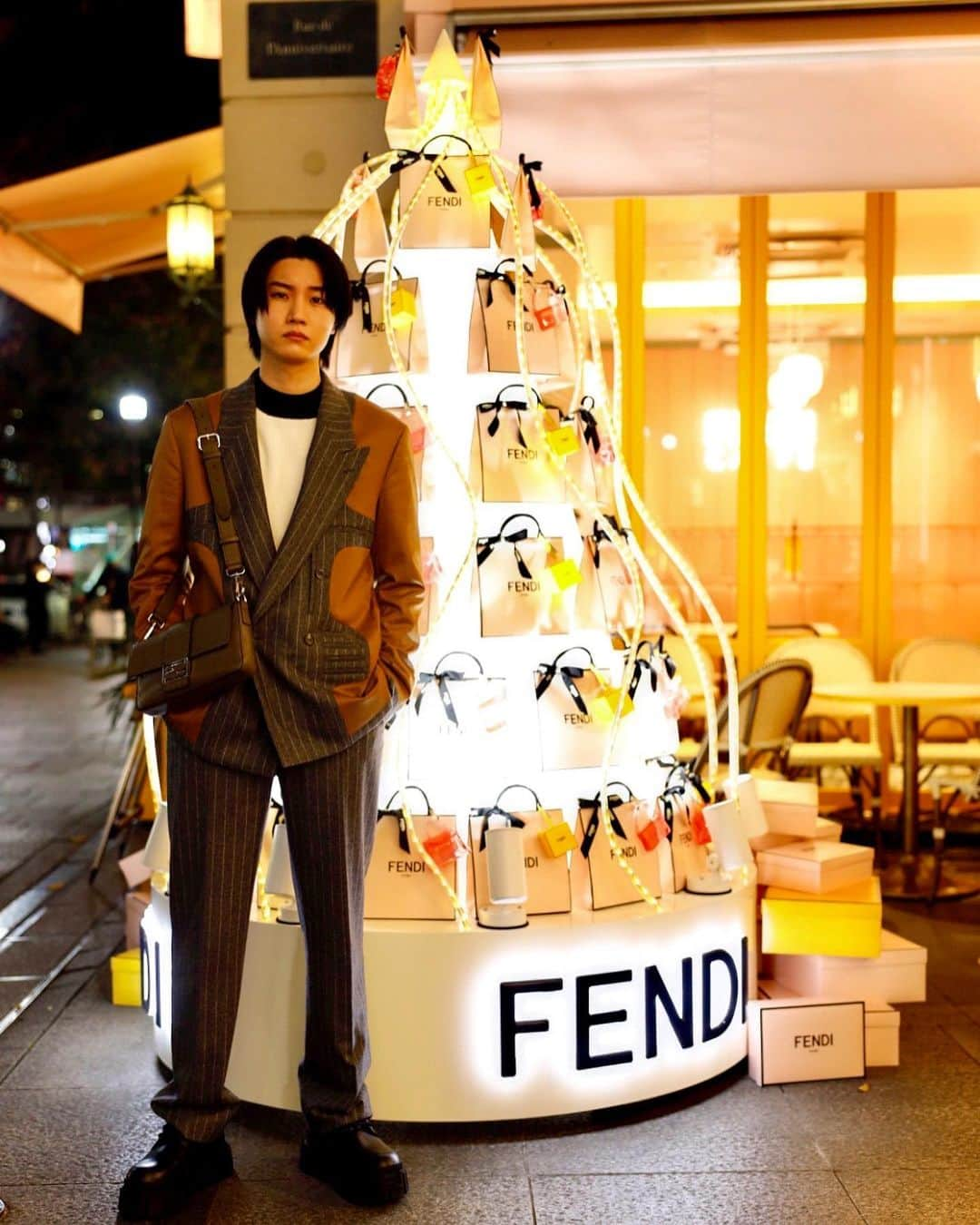 桜田通さんのインスタグラム写真 - (桜田通Instagram)「『FENDI CAFFE by ANNIVERSAIRE』 に行きました！ ティラミスが好きなのですが、それがFENDIになってて、もうどっちも最高でした😔 空間もFENDI一色で素敵です！ 本日11月28日から期間限定でオープンしています✨  #fendicafe #anniversairecafe #omotesando」11月28日 19時38分 - dorisakurada