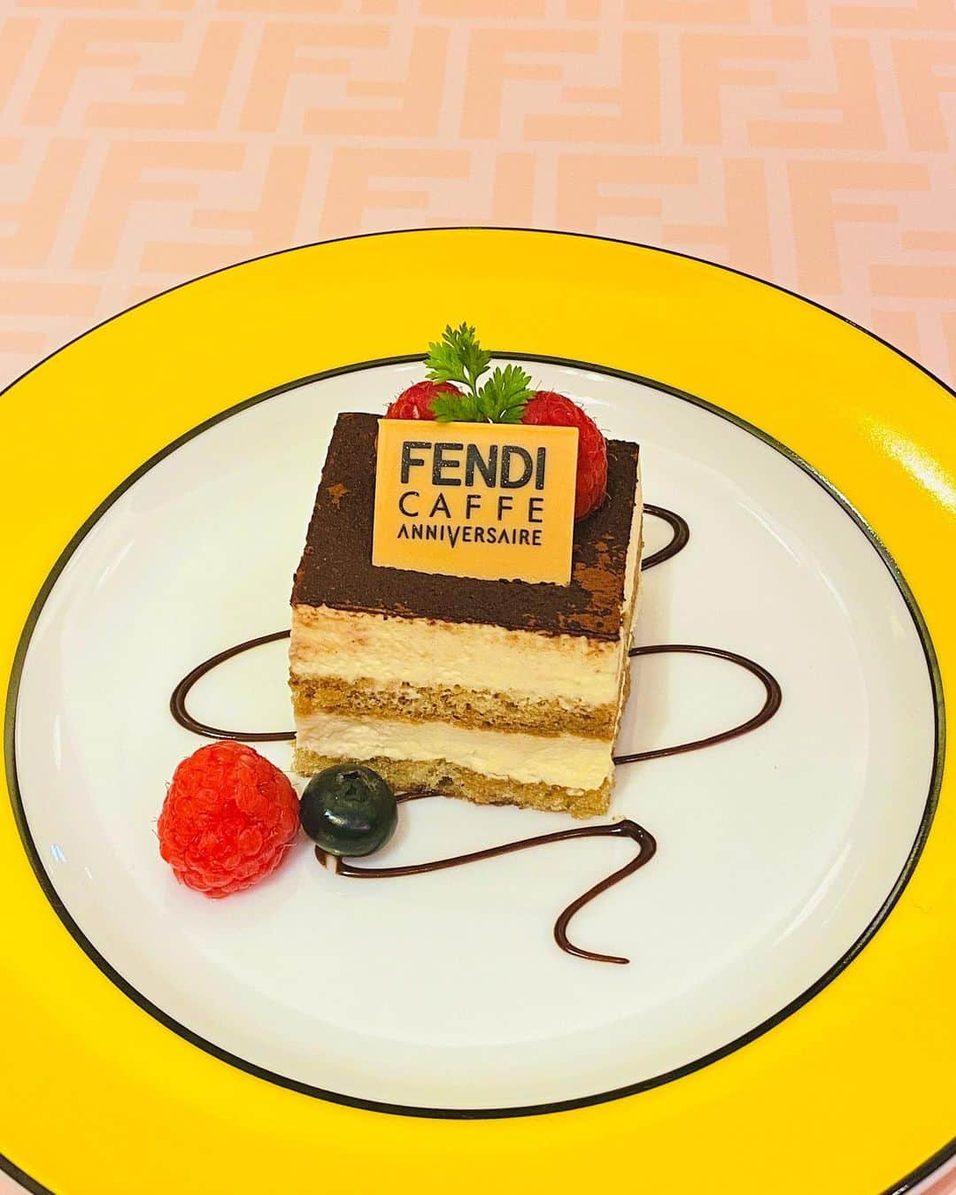 桜田通さんのインスタグラム写真 - (桜田通Instagram)「『FENDI CAFFE by ANNIVERSAIRE』 に行きました！ ティラミスが好きなのですが、それがFENDIになってて、もうどっちも最高でした😔 空間もFENDI一色で素敵です！ 本日11月28日から期間限定でオープンしています✨  #fendicafe #anniversairecafe #omotesando」11月28日 19時38分 - dorisakurada