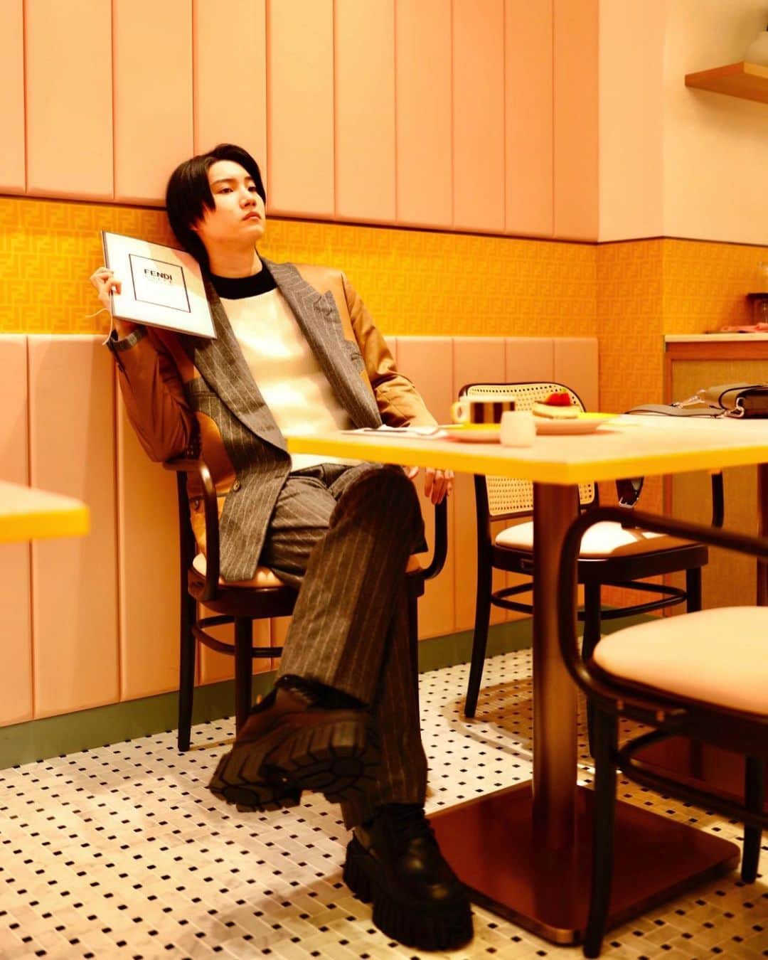 桜田通さんのインスタグラム写真 - (桜田通Instagram)「『FENDI CAFFE by ANNIVERSAIRE』 に行きました！ ティラミスが好きなのですが、それがFENDIになってて、もうどっちも最高でした😔 空間もFENDI一色で素敵です！ 本日11月28日から期間限定でオープンしています✨  #fendicafe #anniversairecafe #omotesando」11月28日 19時38分 - dorisakurada