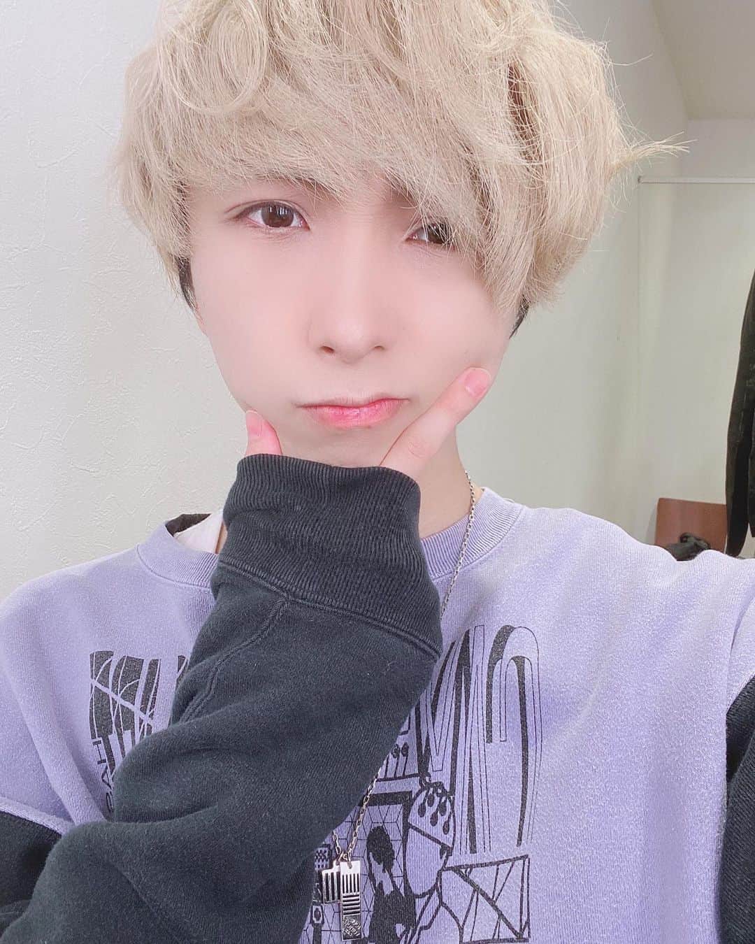 のインスタグラム：「このポーズほんとに好きだよね自分…🤔🤔🤔  #buzz_er #ブザー #idol #f4f #followforfollowback #like #instagood  #instalike #いいねした人で気になった人フォロー #いいね返し #followｍe #좋아요　#좋아요반사　#팔로우미　#ブザービーター」