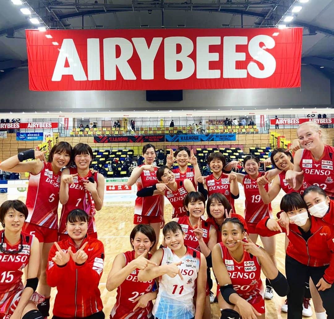 井上琴絵のインスタグラム：「. 🐝7勝目🐝 . #ホームゲーム 1日目 たくさんの応援ありがとうございました❤ . 明日の試合も拾って拾って拾いまくって 勝利に貢献できるように頑張ります🔥 . . #デンソーエアリービーズ  #🐝#7勝目#手逆やった💦 #北海道#札幌#Vリーグ#バレーボール #今日は雪#☃️#寒いけど嫌いじゃない#💓 #明日は11時から始まるよ#🏐 . #7thwins#KeepGoing #StepByStep#Libero #Volleyball#Vleague #DENSOairybees#DENSO #Hokkaido#Sapporo」