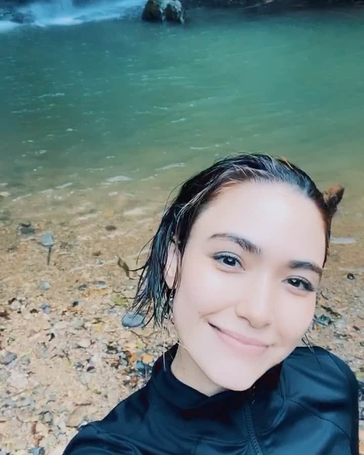 ダンシーシャノン美沙のインスタグラム：「Nature power🌱  One of my best trekking spot 🌴 Water was pretty cold 🥶 😆  今年2回もここに来れたことに感謝。 この滝は本当にパワーがすごくていつも挨拶しにきてる。 道のない道を進み続けてロープで岩を登ったり水の中をずっと歩いてやっとたどり着いた先にあるのが滝。  がんばらないと見に行けないんだなぁ😍  #rivertrekking #okinawa #nature #waterfall #hiking #ハイキング #トレッキング #沖縄 #トレッキング」