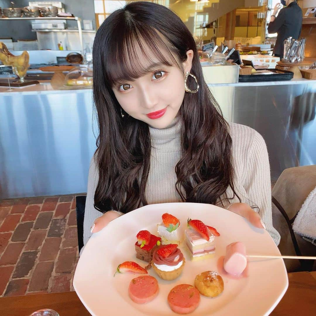 星野麻里愛さんのインスタグラム写真 - (星野麻里愛Instagram)「イチゴがやっぱり好きでした。 みなさんフルーツで何が好きですか？ #フルーツ#めいえき #名駅カフェ #名駅カフェランチ #名駅ランチ#サルヴァトーレクオモ #サルヴァトーレクオモ名古屋 #いちごブッフェ」11月28日 19時41分 - maria.pink28