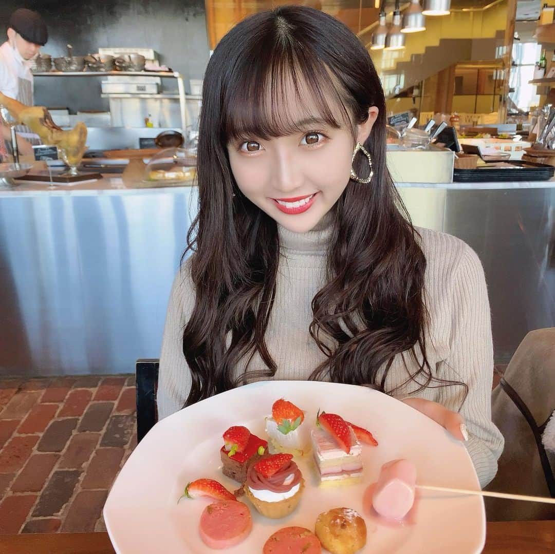 星野麻里愛さんのインスタグラム写真 - (星野麻里愛Instagram)「イチゴがやっぱり好きでした。 みなさんフルーツで何が好きですか？ #フルーツ#めいえき #名駅カフェ #名駅カフェランチ #名駅ランチ#サルヴァトーレクオモ #サルヴァトーレクオモ名古屋 #いちごブッフェ」11月28日 19時41分 - maria.pink28