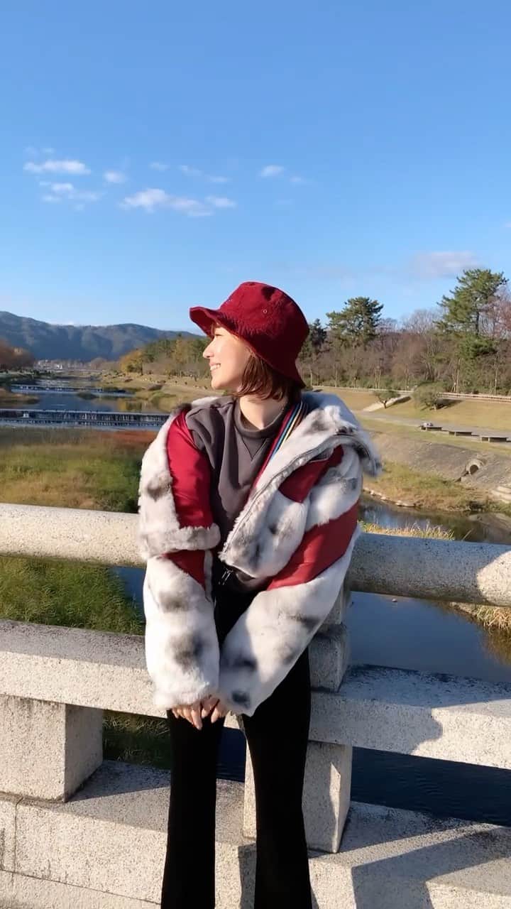 山本ソニアのインスタグラム：「Kyoto short trip 🌰🍵🍁  new jacket @otakmaka 💥  紅葉を少し意識したファッションなんだけど、紅葉は終わってました🥲  #otakmaka」