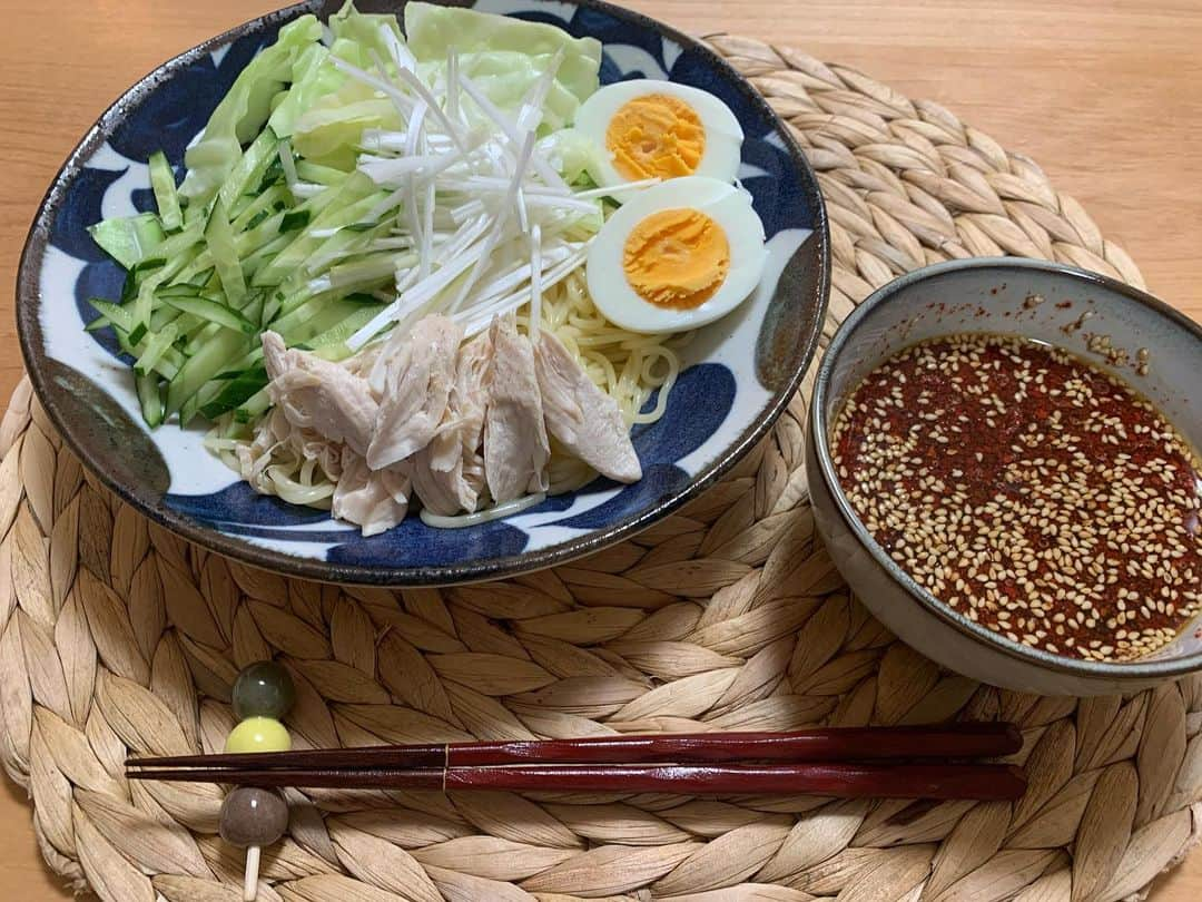 HISANAさんのインスタグラム写真 - (HISANAInstagram)「今日は、糖質ゼロ麺で広島つけ麺🥢💗 チャーシューの代わりに茹でささみ🥓 タンパク質18g、糖質も8g以下で野菜もとれて、お腹いっぱいなるし、辛いの食べたい時ちゃちゃっと作れてぴったり🌶  キャベツとささみはチンして、きゅうり長ネギは千切り🥒 糖質ゼロ麺はかなり絞って水気をなくします！ つけだれは、水200ccにほんだしちょこっと、にんにくチューブ少し、味覇小さじ2、酢大さじ3、醤油大さじ2.5、ごま油大さじ2、パルスイート小さじ1で煮立たせる。 お好みでごま、粉唐辛子を好きなだけ🌶  お皿に麺を盛って、上に野菜たち、お好みでゆで卵やチャーシューをトッピングしたら完成✨  私は糖質制限中なので今回は糖質ゼロ麺にささみ、パルスイートで作りましたが、パルスイートなければお砂糖で🙆‍♀️  今日は @expa_by_rizap で胸とお尻のトレーニング！ ジャブキックしながら途中私は何と闘いよんじゃろうと思ったけど笑笑 今日のレッスンも楽しかったです🤣💗 一体感がたまらんのんよね🔥  プッシュアップが最初に比べてついていけるようになったのが自分的にすごい進歩🥺 明日もがんばろー！  #低糖質ごはん#ライザップごはん#つけ麺#広島つけ麺#広島グルメ#糖質ゼロ麺#エクスパ#expa#expa2monthchallenge #expa女子#楽しすぎる筋トレ#rizap#ダイエット#ボディメイク#モニター#sponsored」11月28日 19時42分 - hisana22