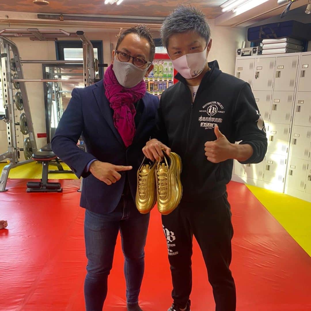 裕樹のインスタグラム：「高校時代の友人がジムに遊びに来てくれた😊  あの頃は、色々楽しかったなぁ。  男女共学なのに、我々のクラスだけ男子クラス（笑）  体育科だったからか…  3年間クラス替えなし（笑）という  1年の頃、クラスに60人くらい居たのに、3年になったら30人くらいになったし😅  でも、結構面白かったんだよなぁ  芳野ありがとうな！  何やら、ランボルギーニやフェラーリの販売をしているらしい😆💦  野球選手にも販売してたし、欲しい人は僕に連絡くださいね✨  僕も、彼にランボルギーニ1台お願いしておきました。  納車が楽しみですね〜！  毎日ジムにランボルギーニで出勤だ！  本当楽しみです！  そして、引退祝いにゴールドのエアマックスを貰った！  なかなか履いてる奴おらんやろコレ（笑）  でも、履くぞ！  次は、福岡で会うぞ！ 　 #福岡第一高等学校  #スポーツ科 #キックボクシング #ありがとう #あの頃にキックボクシング始めた」