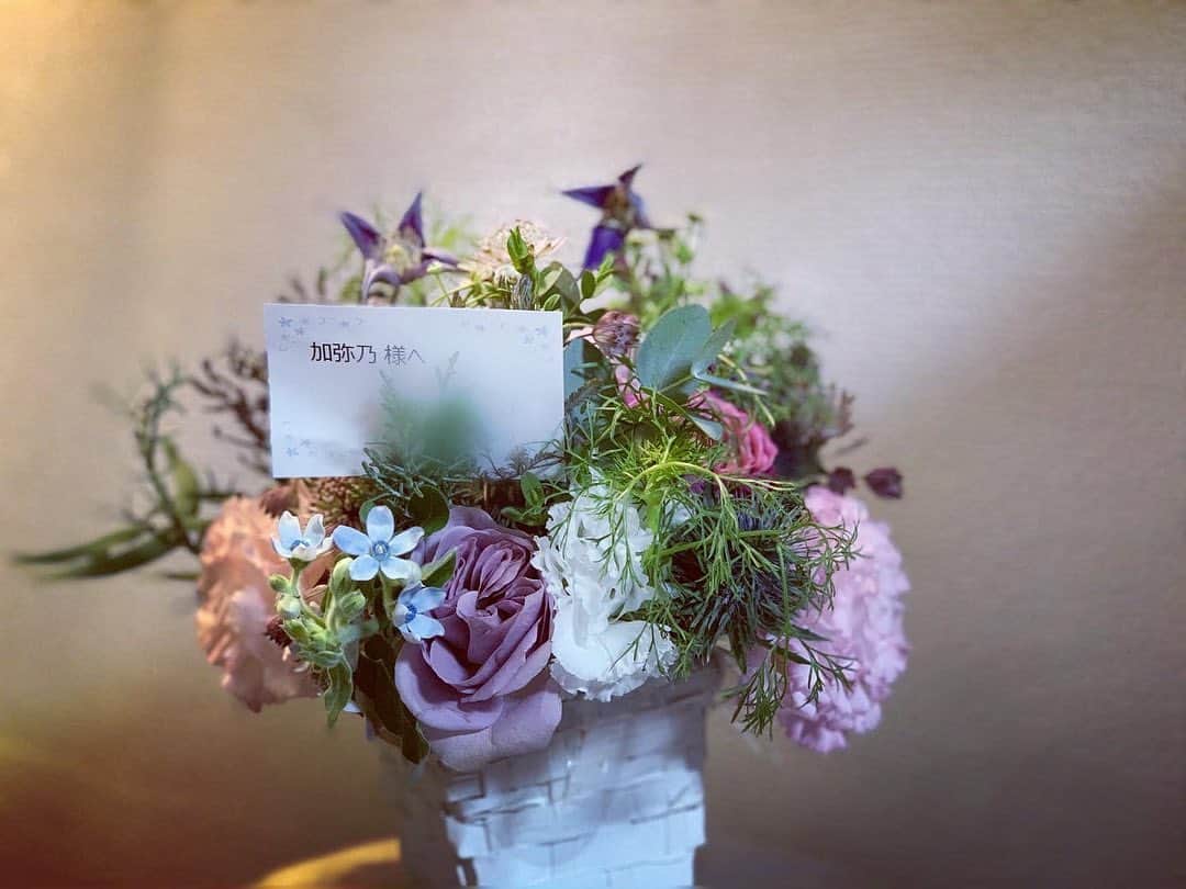 加弥乃さんのインスタグラム写真 - (加弥乃Instagram)「現場で可愛いお花を頂きました💟 控室に入ったら置いてくださっていたので、 #ガラスの仮面 が好きな私は”えっ⁉︎紫のバラの人‼︎⁉︎”ってなりました😂 360°可愛いので、どの向きで飾るか迷ってしまうなぁ。」11月28日 19時52分 - kayano210